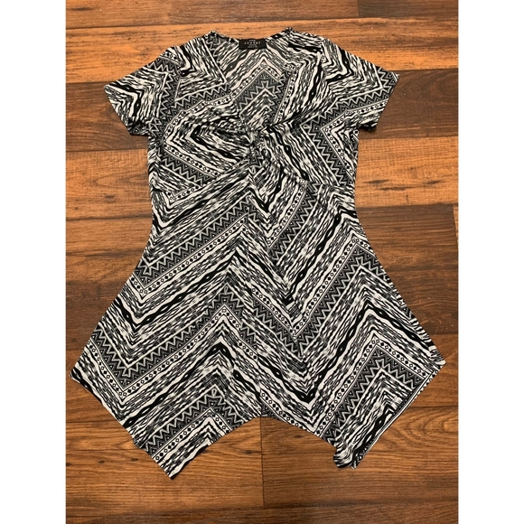 MADE BY JOHNNY Size M Black White Dress Cocktail Stretch V-Neck Form Flattering - Picture 1 of 9